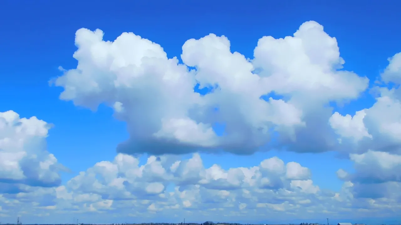 Clouds slanting towards eye level prove the Flat Earth